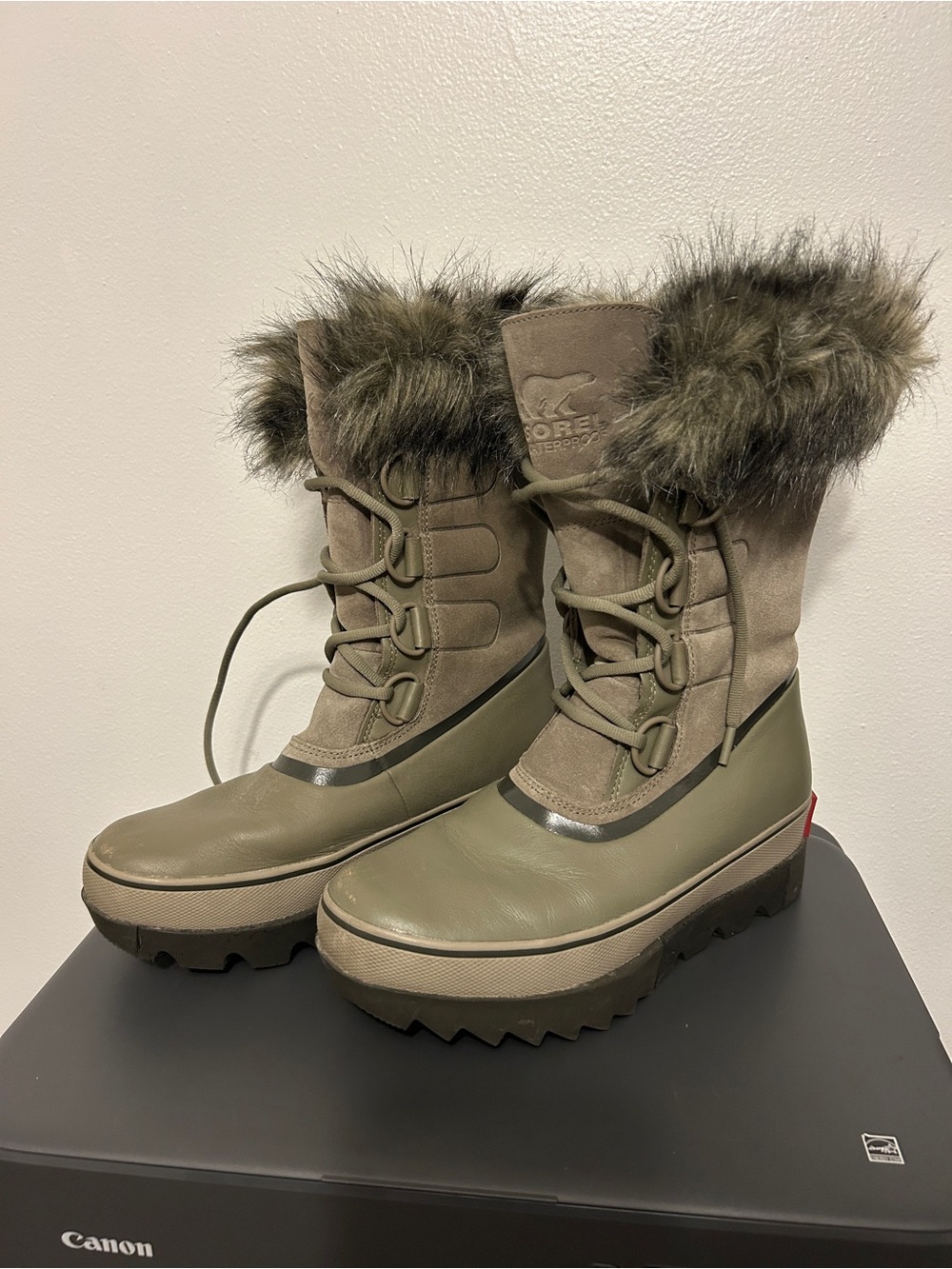 Sorel Joan of Arctic green suede boots with faux fur trim. Size US 8.5